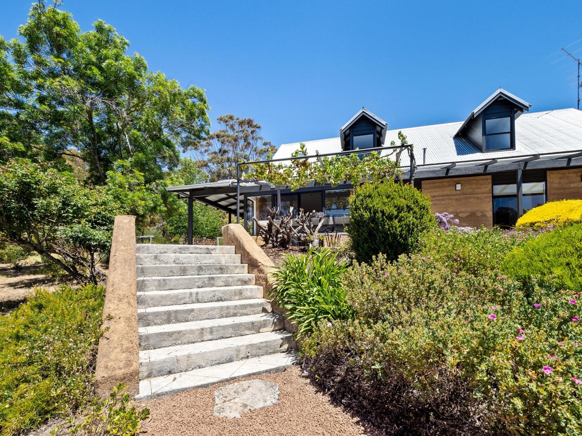 By The River - Idyllic Getaway Holiday home *