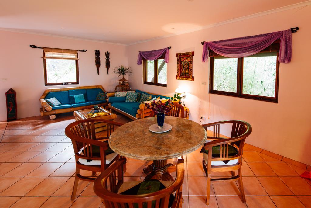 Riveresque Villa *