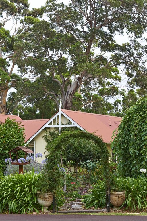 Bed & Breakfast Karri House. Eat - - Love *