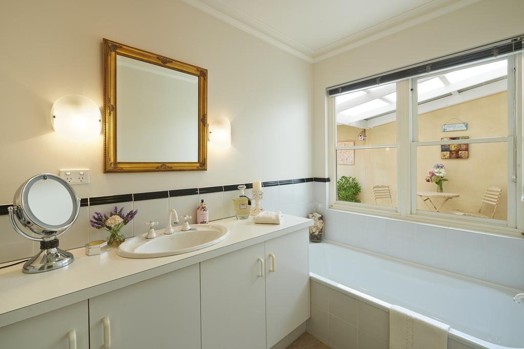 Bed & Breakfast Karri House. Eat - - Love *