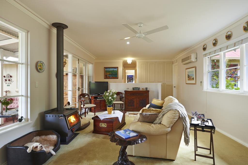 Bed & Breakfast Karri House. Eat - - Love