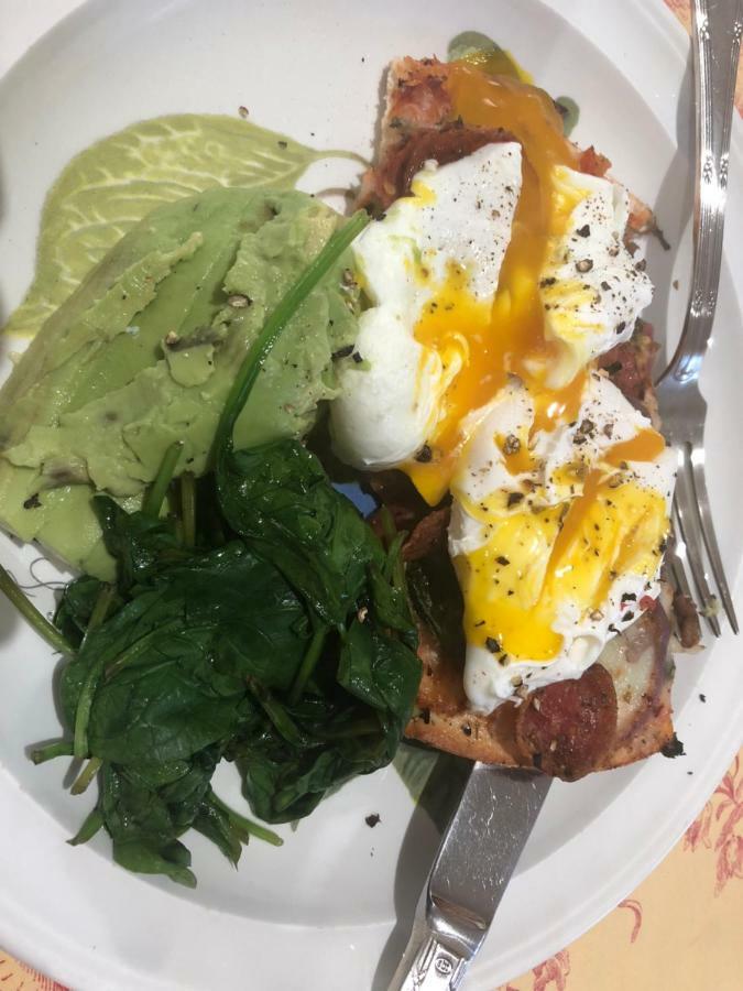 Bed & Breakfast Karri House. Eat - - Love